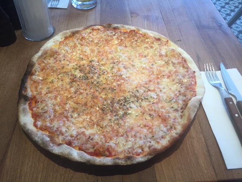 ハンブルクのイタリアンレストラン「Die Pizzeria」のピザ