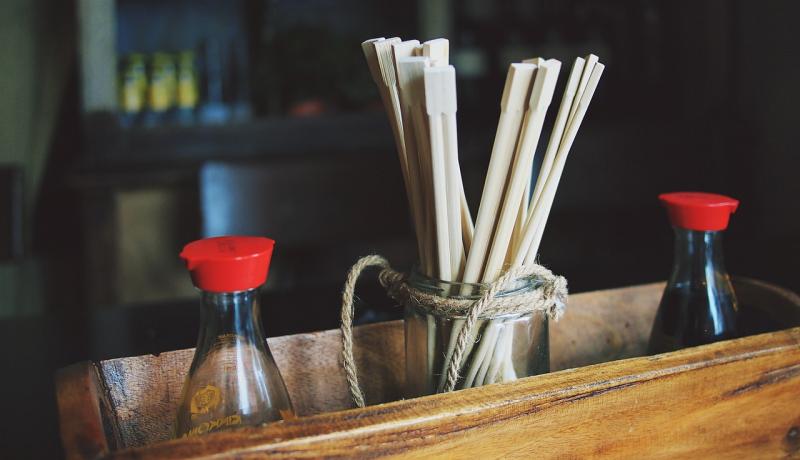 テーブルにある箸と醤油のイメージ