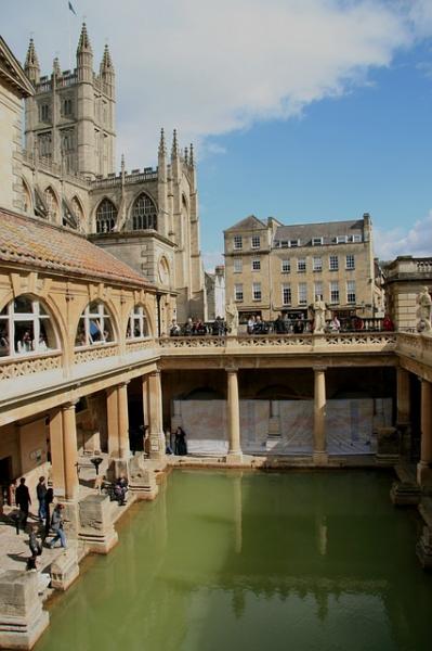 The Roman Bathsから、Bath Abbeyを望む景色