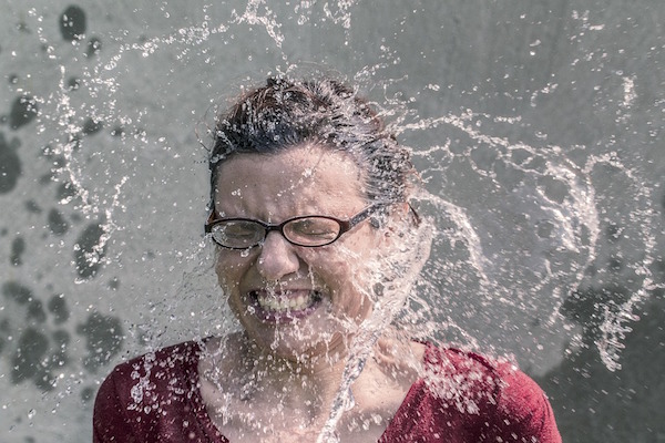 水をかけられた女性