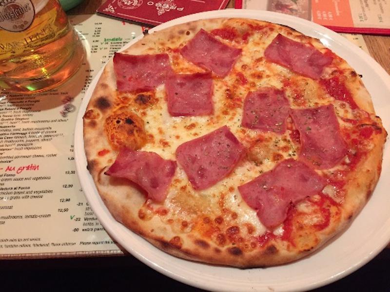 ハンブルクのイタリアンレストラン「Prego」のピザ