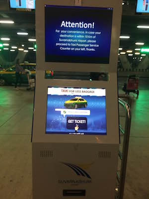 スワンナプーム国際空港のタクシー乗り場の乗車票発行機