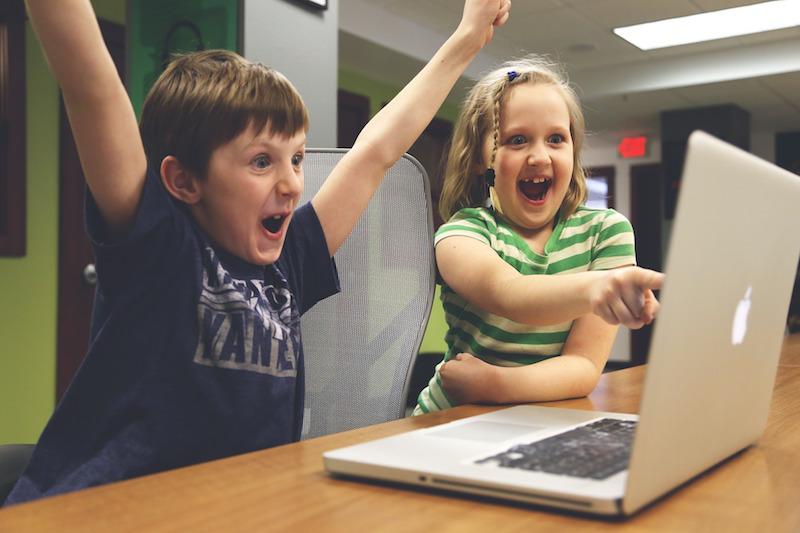 PCの画面を見て興奮する子供たち