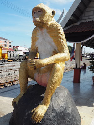 ロッブリー駅の猿