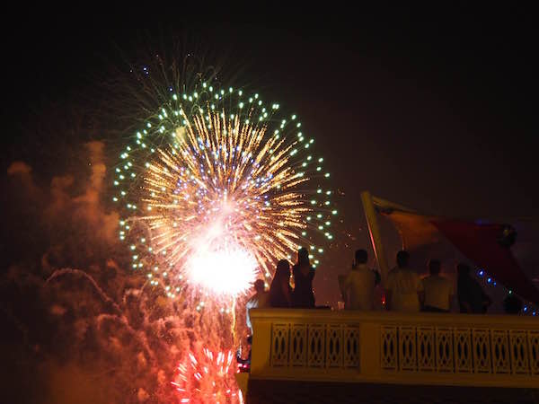 バンコクのカウントダウンパーティで打ち上げられた花火