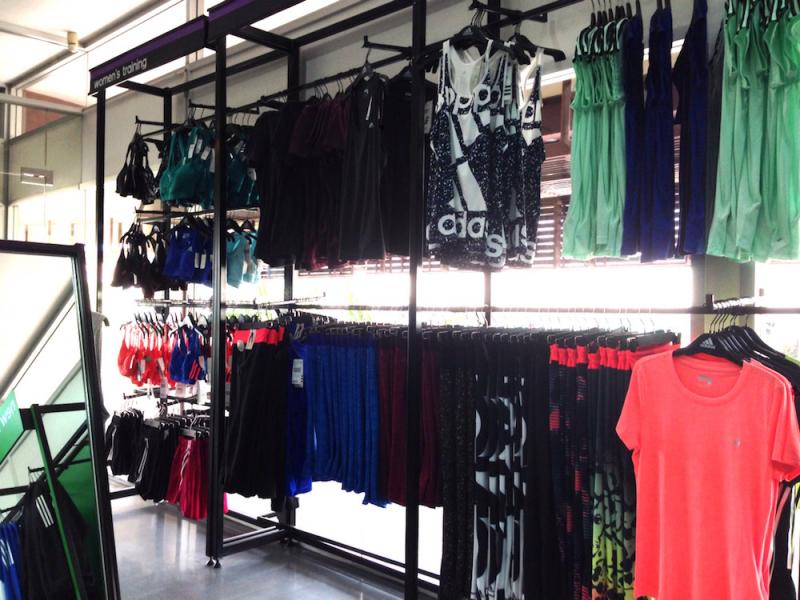 バンコク市内にあるアウトレット店「Adidas Outlet Shop」の店内です