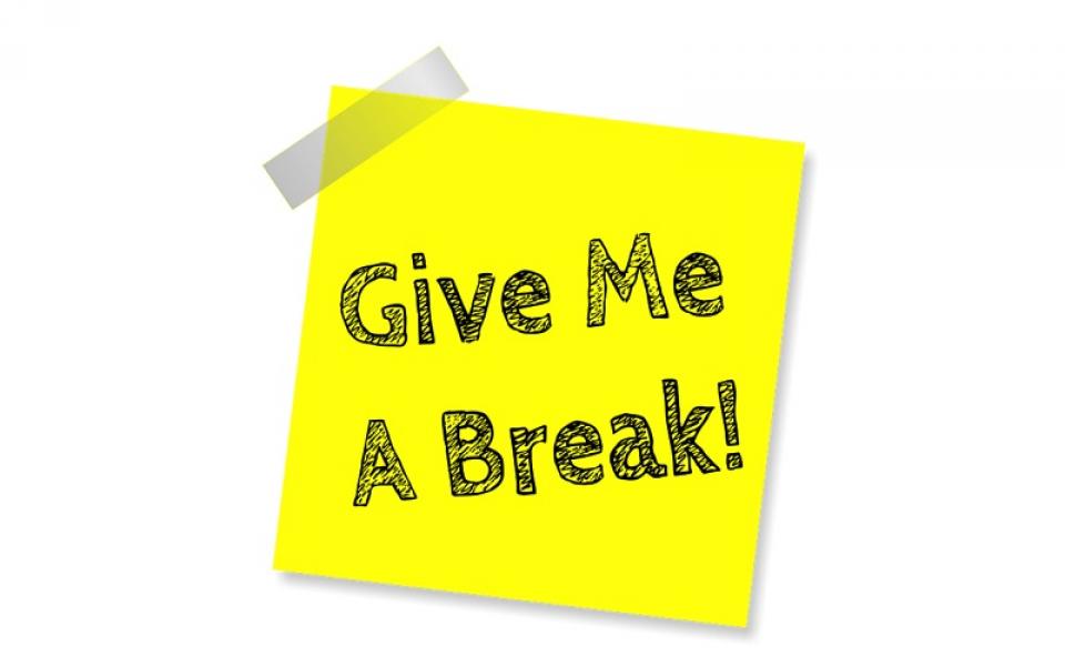 「Give me a break」の意味とは？「Give」を使った英語表現７選