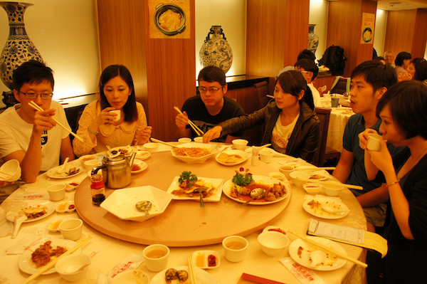 台湾のレスランで机を囲む人々