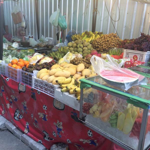 バンコク・オンヌットのナイトマーケットのフルーツ店