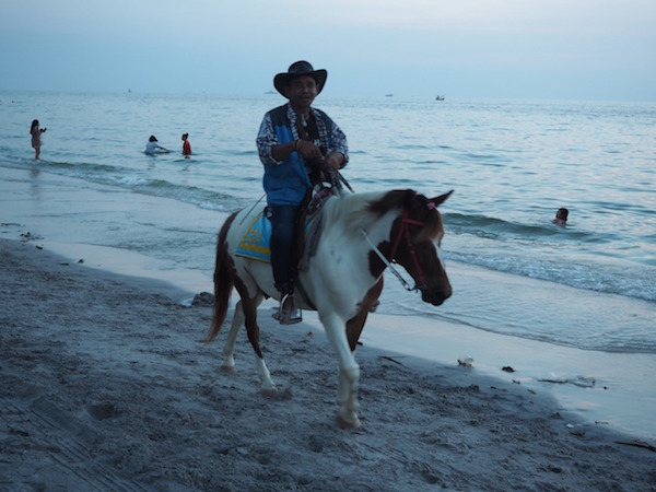 タイ・ホアヒンのビーチで乗馬をする男性2