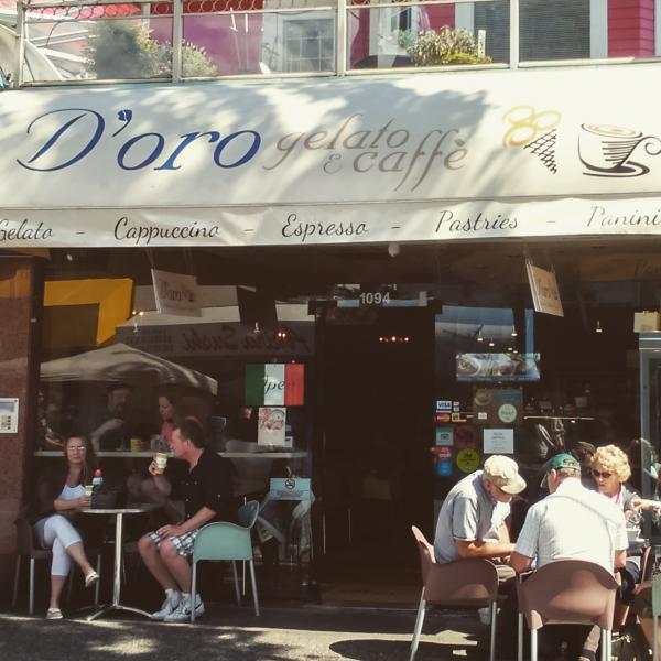 D’oro Gelato and CoffeeのDenman Street店はビーチついでに寄るのにぴったりのロケーション