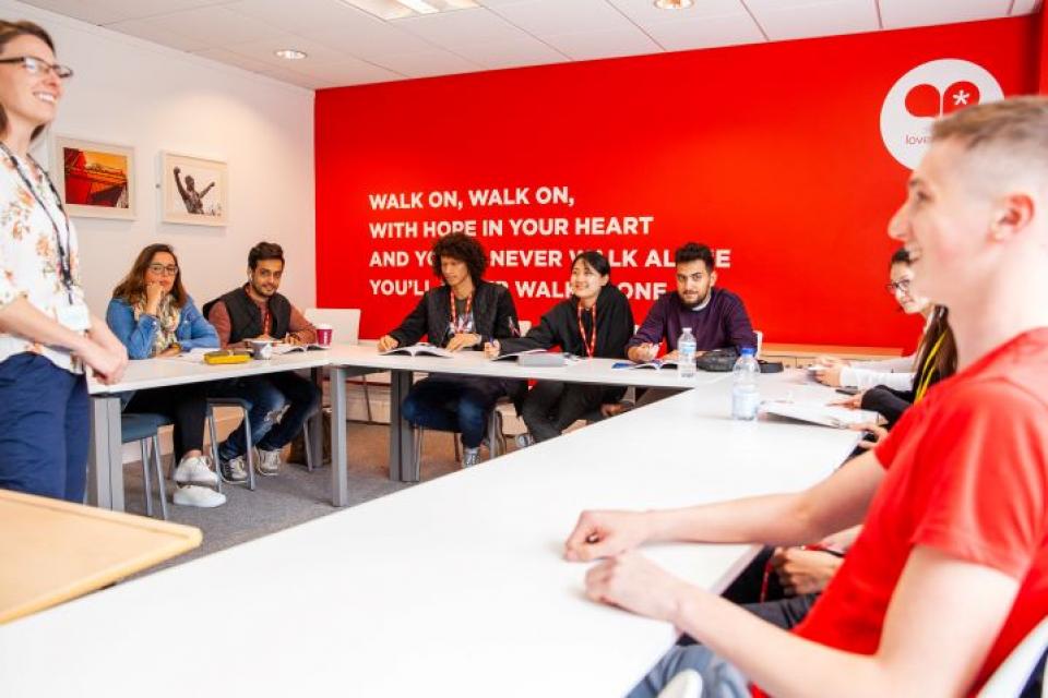 【学校スタッフにインタビュー】イギリスはロンドンだけじゃない！スタッフとリバプール地元民が温かいLILA* College