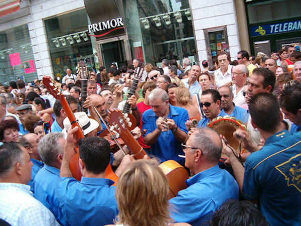 スペインの祭り「フェリア・デ・マラガ」で盛り上がる人々