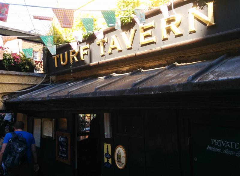 隠れ家的パブ「The Turf Tavern」