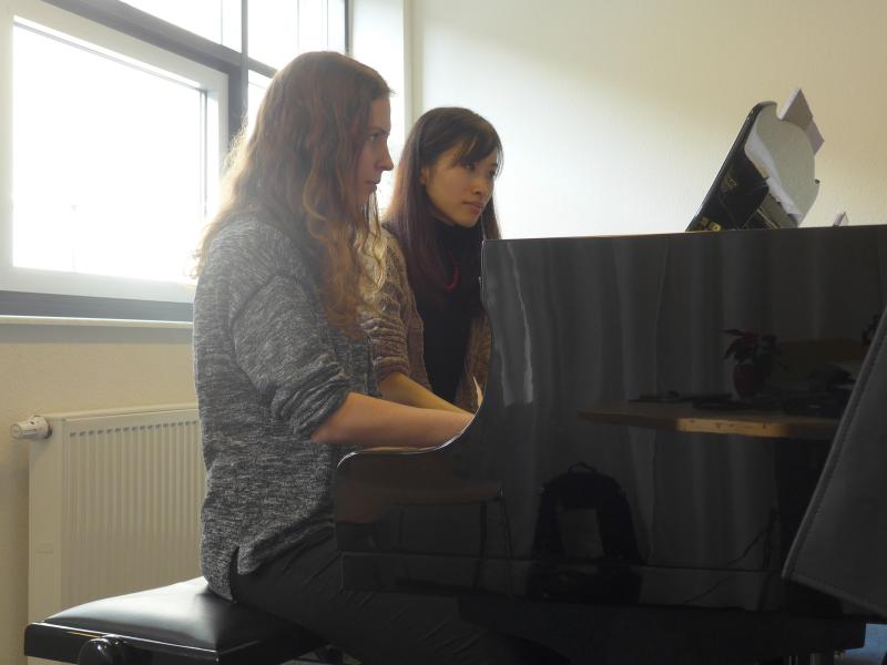 ドイツのハレ大学生徒とのピアノレッスン中の写真(大学内にて)