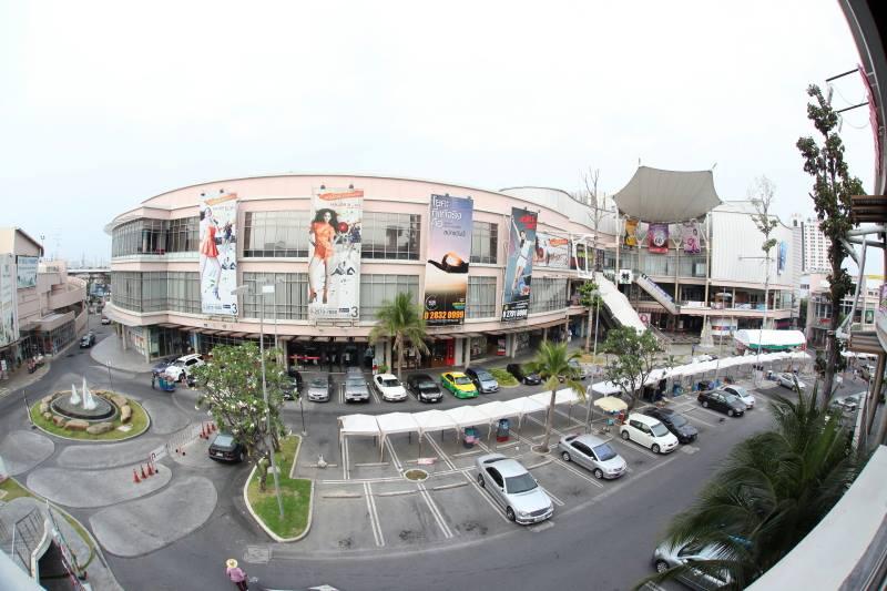 バンコク市内にあるアウトレット店「Nike outlet‐The Avenue Chaengwattana-」の外観です