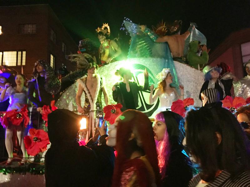NYC Village Halloween Paradeではんな変なコスプレでもOKです