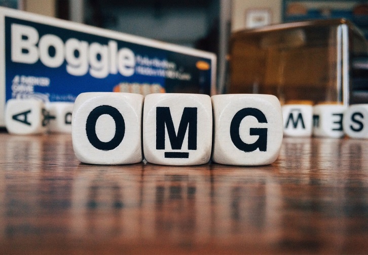 机に並べられた「OMG」の英単語