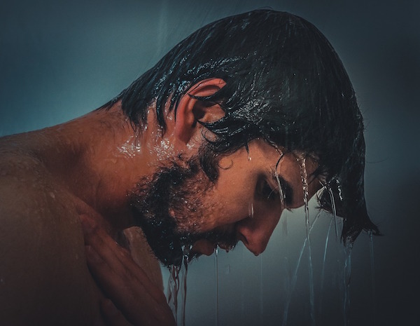 シャワーを浴びている男性